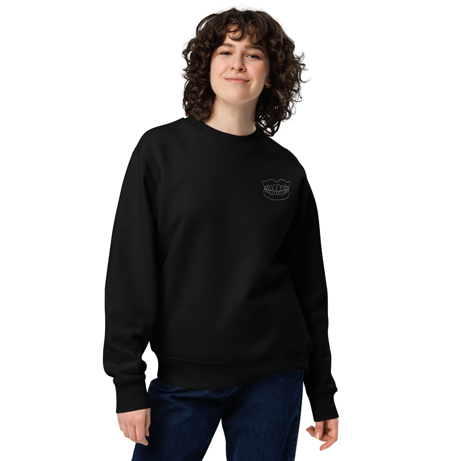Minimalistischer Unisex-Bio-Pullover mit kleinem gesticktem Totalprothesen-Motiv in Weiß auf schwarzem Stoff – cleaner Dental-Streetwear-Look für Alltag, Uni und Praxis