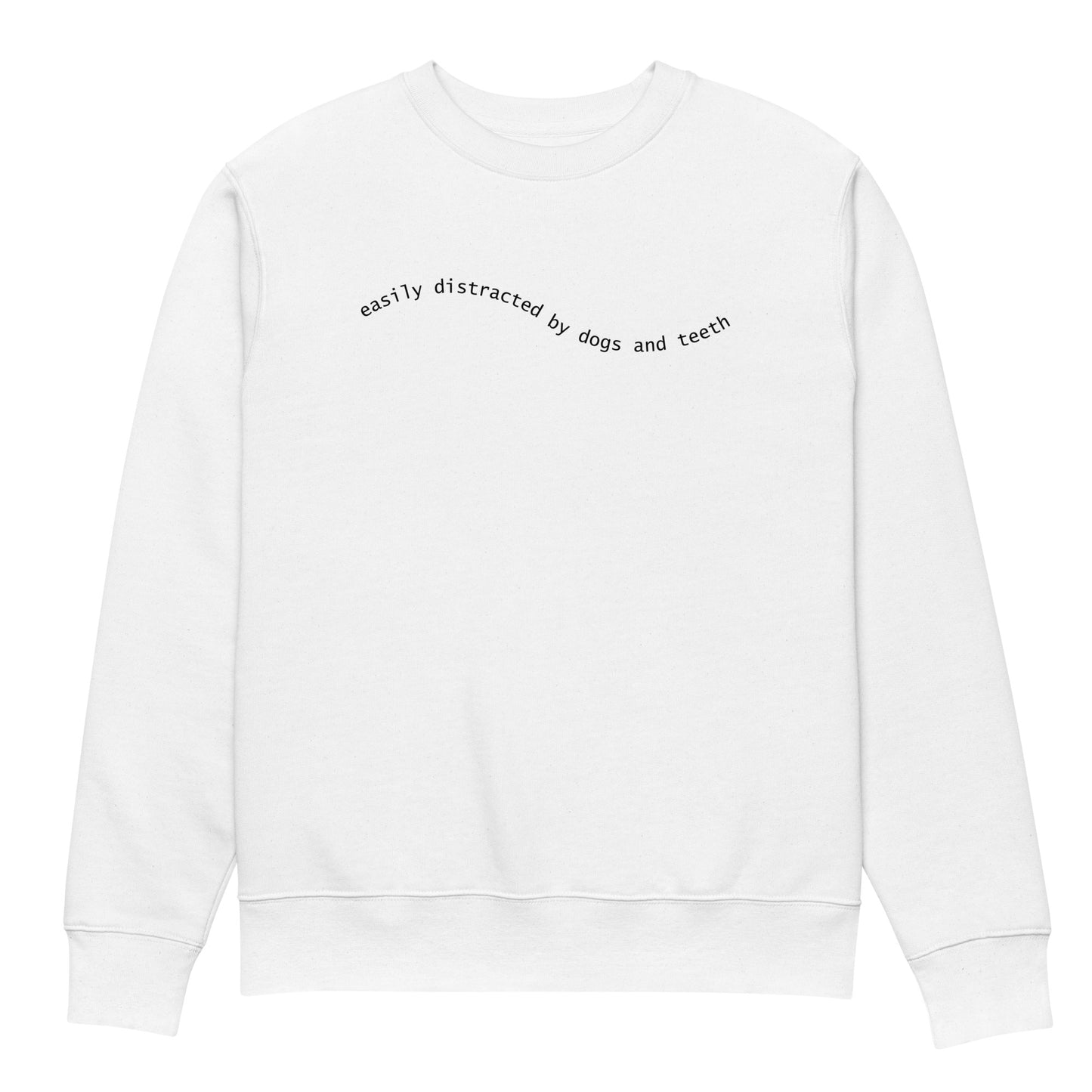 Weißer Unisex Bio-Pullover mit minimalistischer schwarzer Schrift „easily distracted by dogs and teeth“ auf der Brust – gemütlicher Sweater für Hunde- und Zahnmedizin-Fans