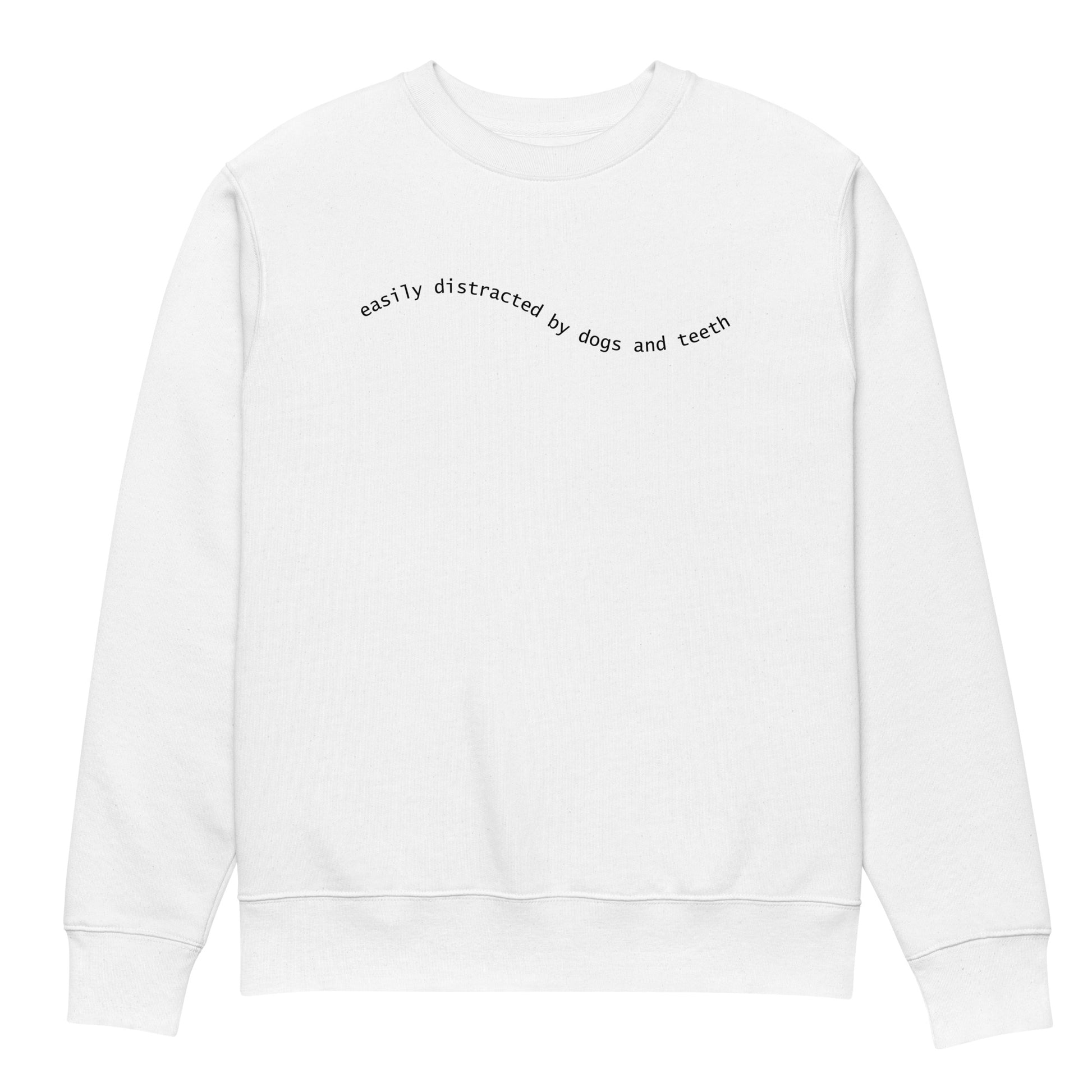 Weißer Unisex Bio-Pullover mit minimalistischer schwarzer Schrift „easily distracted by dogs and teeth“ auf der Brust – gemütlicher Sweater für Hunde- und Zahnmedizin-Fans