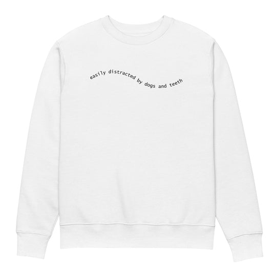 Weißer Unisex Bio-Pullover mit minimalistischer schwarzer Schrift „easily distracted by dogs and teeth“ auf der Brust – gemütlicher Sweater für Hunde- und Zahnmedizin-Fans