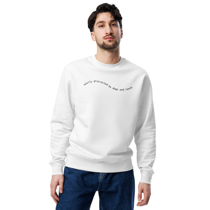 Weißer Unisex Bio-Pullover mit minimalistischer schwarzer Schrift „easily distracted by dogs and teeth“ auf der Brust – gemütlicher Sweater für Hunde- und Zahnmedizin-Fans