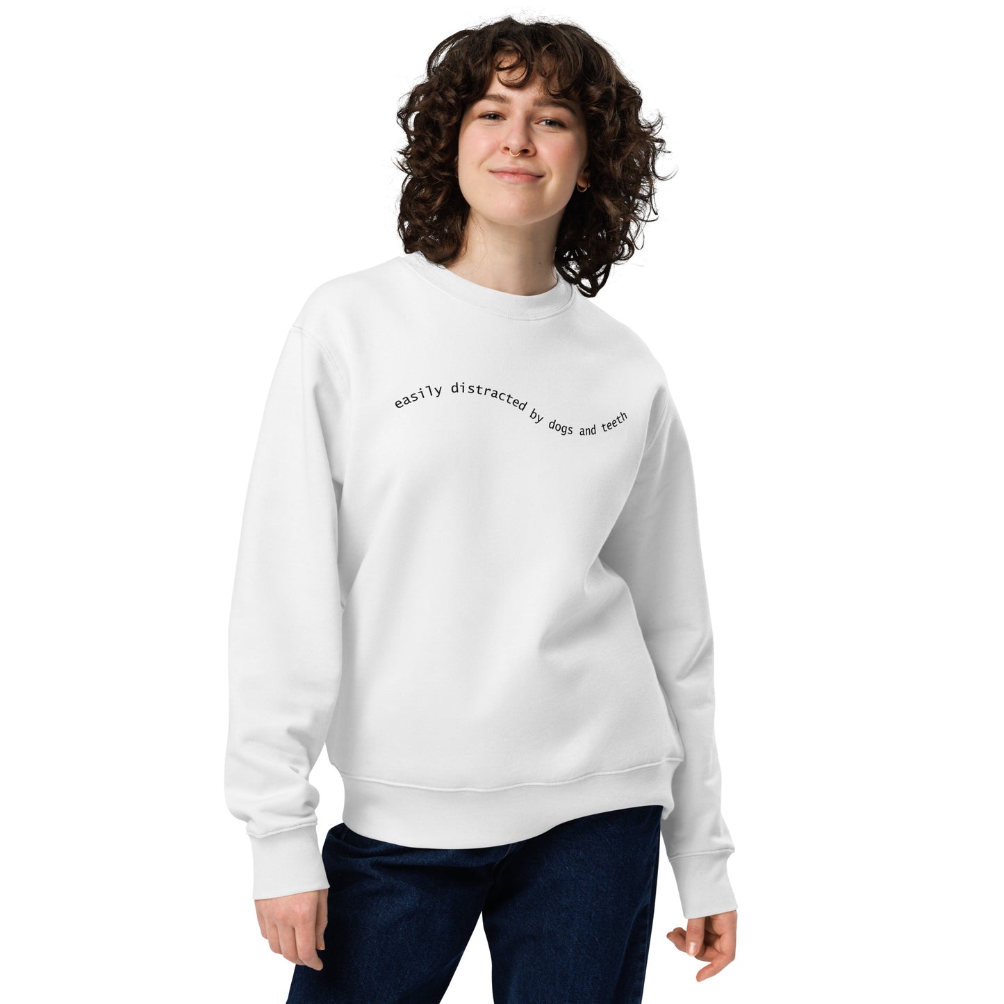 Weißer Unisex Bio-Pullover mit minimalistischer schwarzer Schrift „easily distracted by dogs and teeth“ auf der Brust – gemütlicher Sweater für Hunde- und Zahnmedizin-Fans