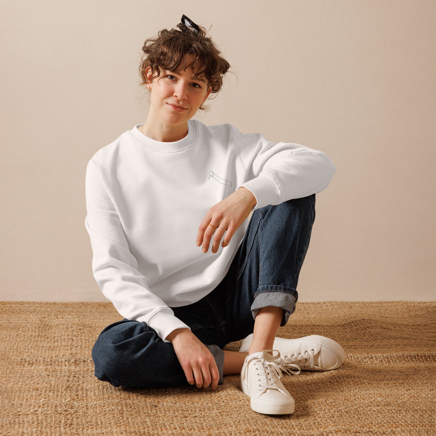 Minimalistischer Unisex-Bio-Pullover mit kleinem gesticktem Winkelstück-Motiv in Schwarz oder Weiß – cleaner Dental-Streetwear-Look für Alltag, Uni und Praxis