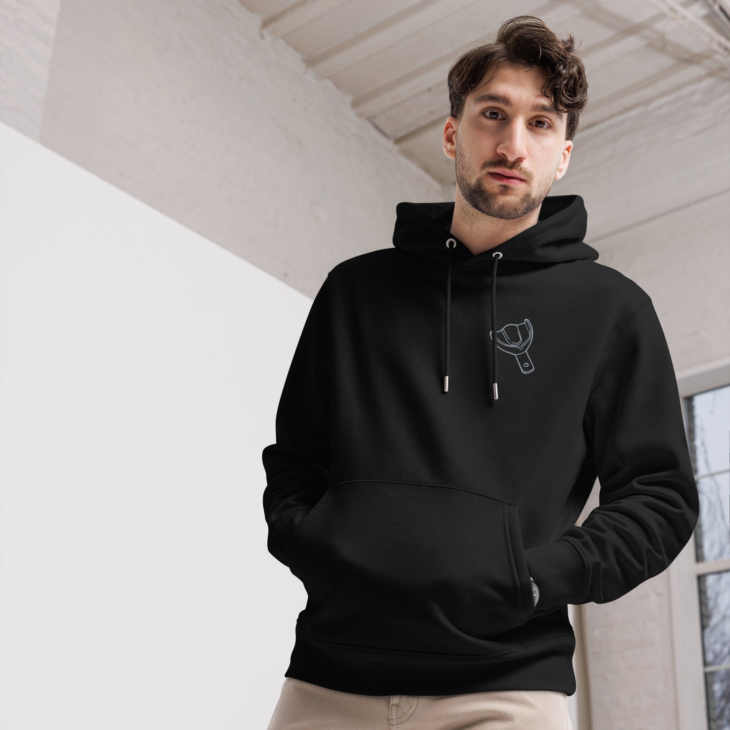 Umweltfreundlicher Unisex-Kapuzenpullover mit kleinem gesticktem Oberkiefer-Abdrucklöffel-Motiv auf der Brust – minimalistischer Dental-Hoodie in Schwarz oder Weiß