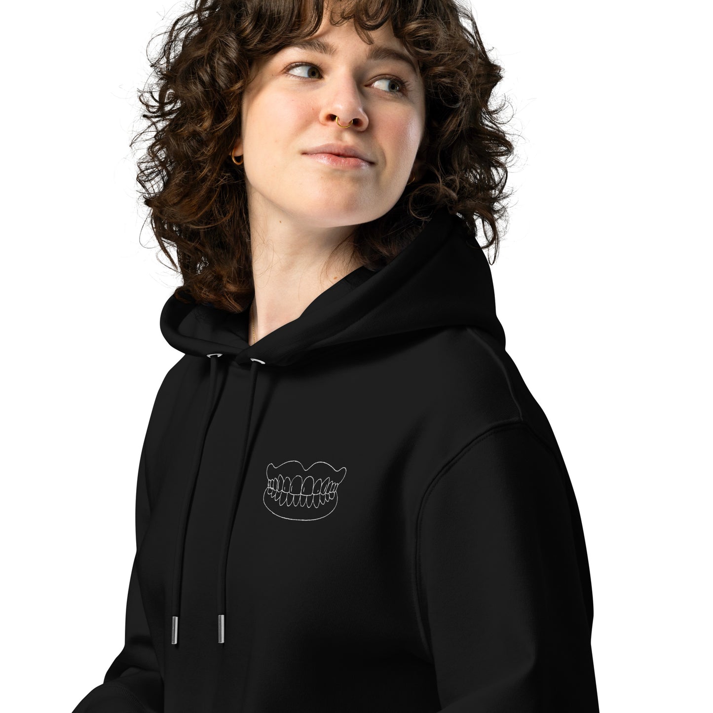 Schwarzer Premium-Bio-Hoodie mit kleinem gesticktem Totalprothesen-Motiv auf der Brust – minimalistischer Dental-Streetwear-Look für Praxis, Uni und Alltag