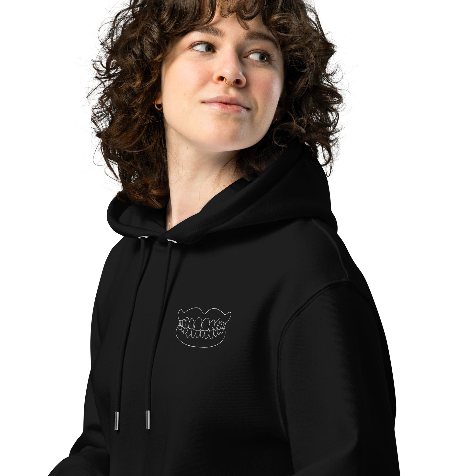 Schwarzer Premium-Bio-Hoodie mit kleinem gesticktem Totalprothesen-Motiv auf der Brust – minimalistischer Dental-Streetwear-Look für Praxis, Uni und Alltag