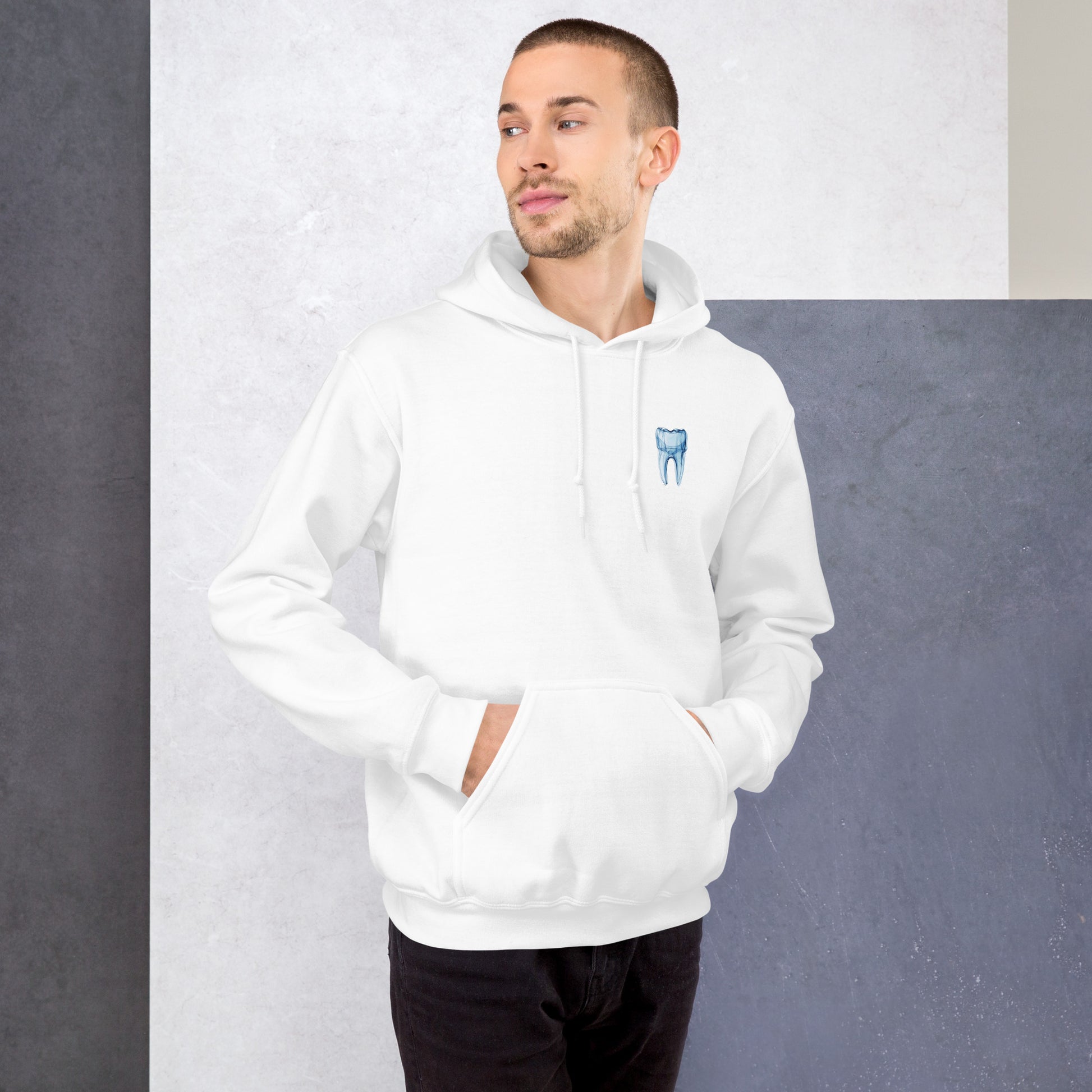 Weißer Unisex-Hoodie mit blauem Zahnmotiv auf der Vorderseite und MeDenSci-Logo auf der Rückseite