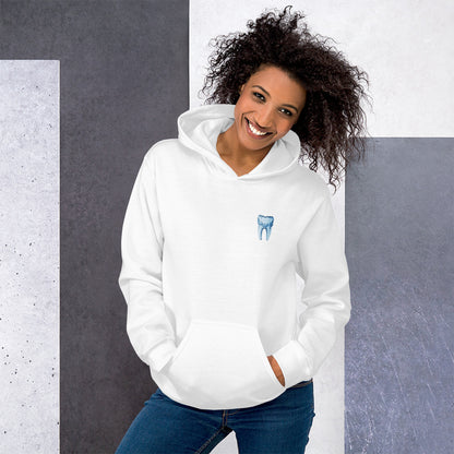Weißer Unisex-Hoodie mit blauem Zahnmotiv auf der Vorderseite und MeDenSci-Logo auf der Rückseite