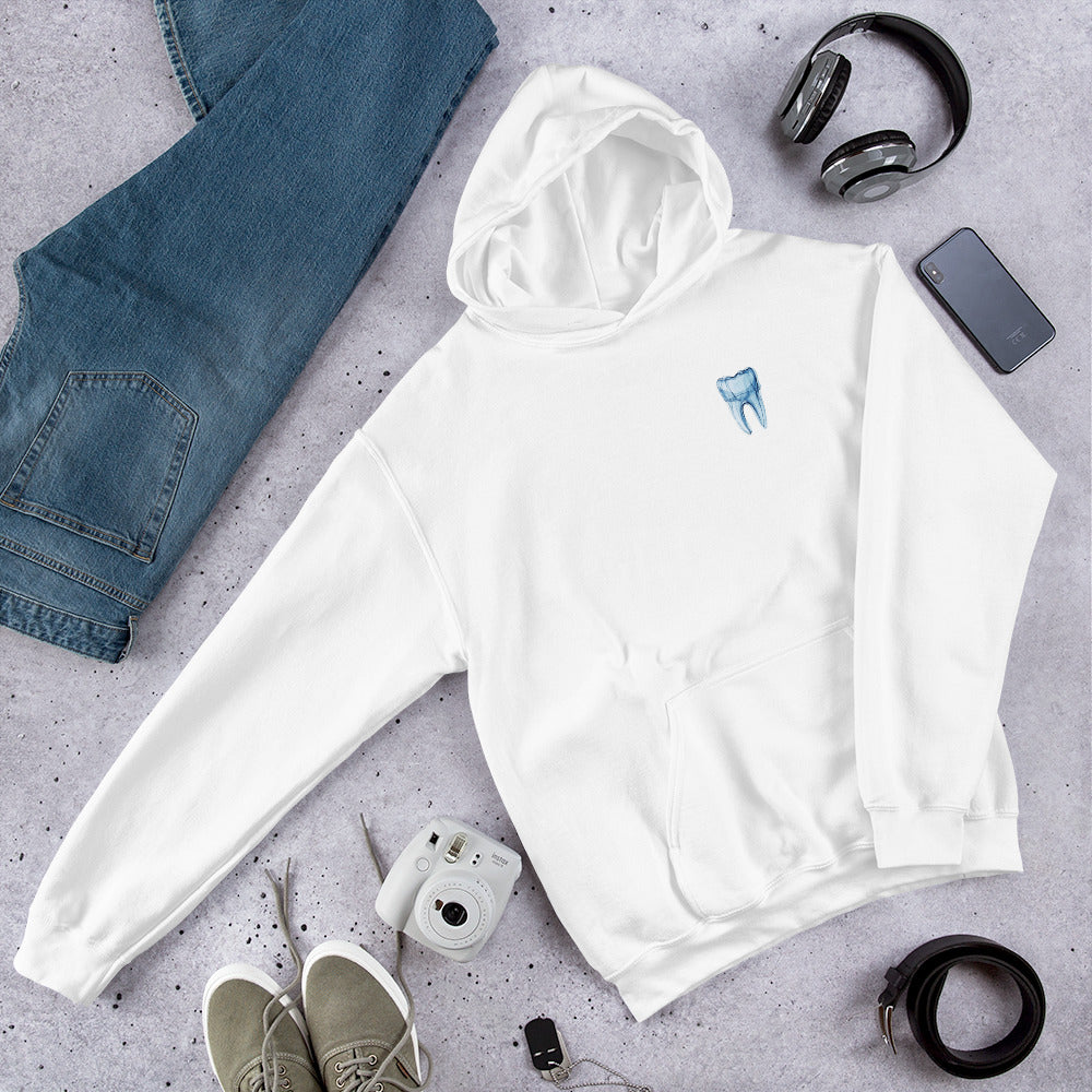 Weißer Unisex-Hoodie mit blauem Zahnmotiv auf der Vorderseite und MeDenSci-Logo auf der Rückseite
