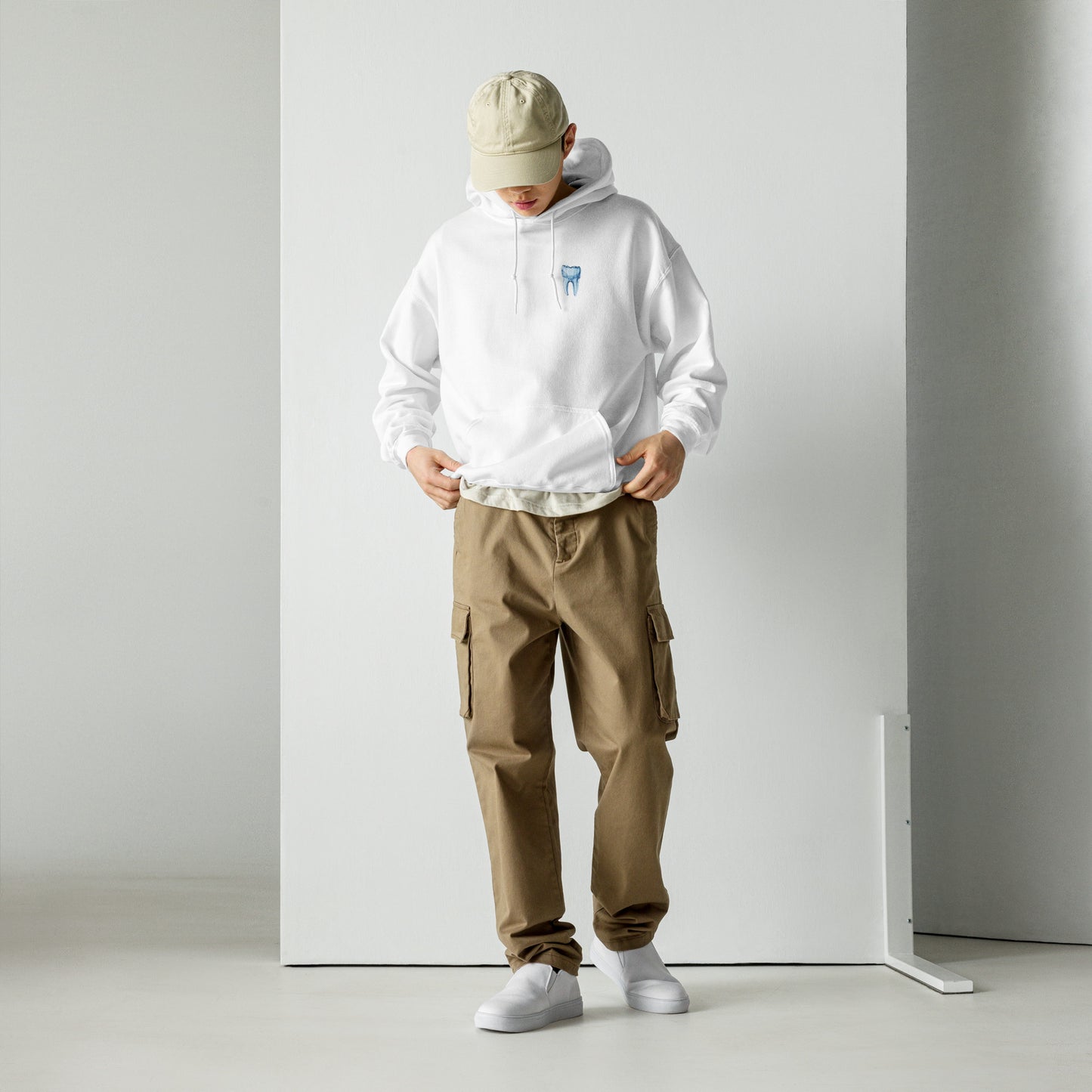Weißer Unisex-Hoodie mit blauem Zahnmotiv auf der Vorderseite und MeDenSci-Logo auf der Rückseite