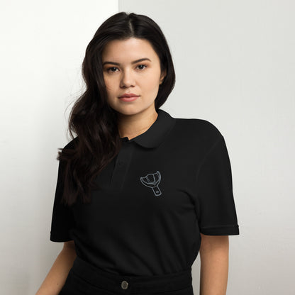 Unisex Piqué-Poloshirt mit kleinem gesticktem Oberkiefer-Abdrucklöffel-Motiv auf der Brust – minimalistisches Dental-Poloshirt in Schwarz, Navy oder Weiß