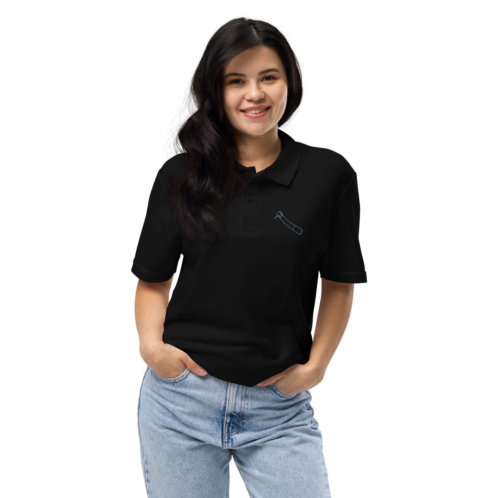 Minimalistisches Unisex-Piqué-Poloshirt mit kleinem gesticktem Winkelstück-Motiv in schwarz, navy oder weiß – cleaner Dental-Workwear-Look für Praxis, Klinik und Alltag