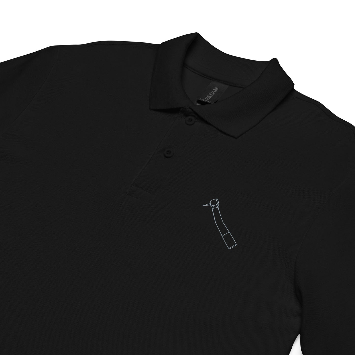 Minimalistisches Unisex-Piqué-Poloshirt mit kleinem gesticktem Winkelstück-Motiv in schwarz, navy oder weiß – cleaner Dental-Workwear-Look für Praxis, Klinik und Alltag
