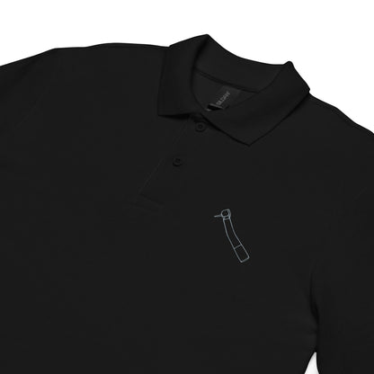 Minimalistisches Unisex-Piqué-Poloshirt mit kleinem gesticktem Winkelstück-Motiv in schwarz, navy oder weiß – cleaner Dental-Workwear-Look für Praxis, Klinik und Alltag