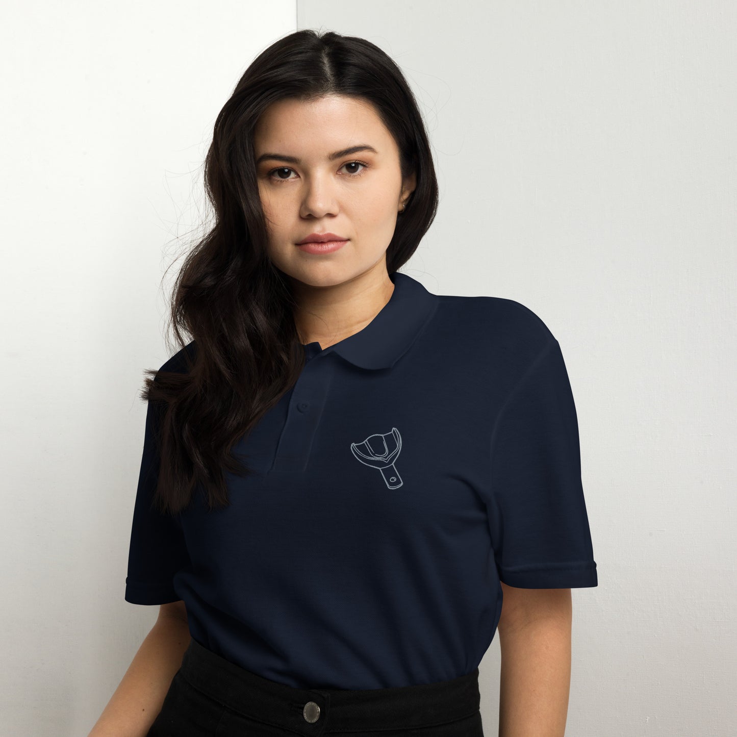 Unisex Piqué-Poloshirt mit kleinem gesticktem Oberkiefer-Abdrucklöffel-Motiv auf der Brust – minimalistisches Dental-Poloshirt in Schwarz, Navy oder Weiß