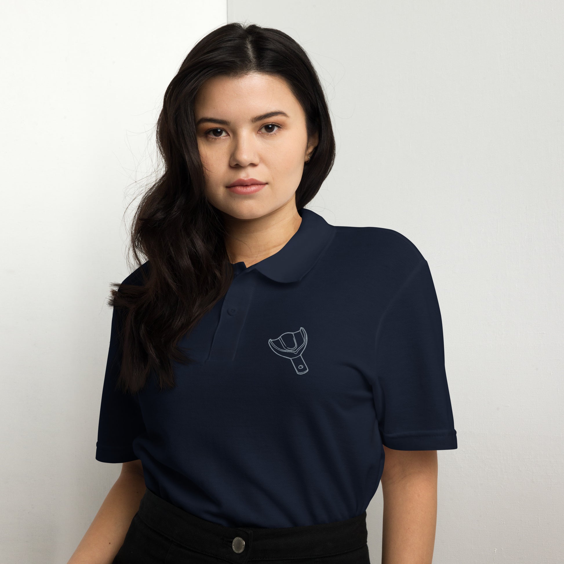 Unisex Piqué-Poloshirt mit kleinem gesticktem Oberkiefer-Abdrucklöffel-Motiv auf der Brust – minimalistisches Dental-Poloshirt in Schwarz, Navy oder Weiß