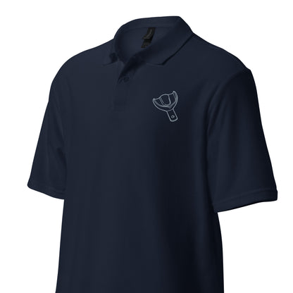 Unisex Piqué-Poloshirt mit kleinem gesticktem Oberkiefer-Abdrucklöffel-Motiv auf der Brust – minimalistisches Dental-Poloshirt in Schwarz, Navy oder Weiß