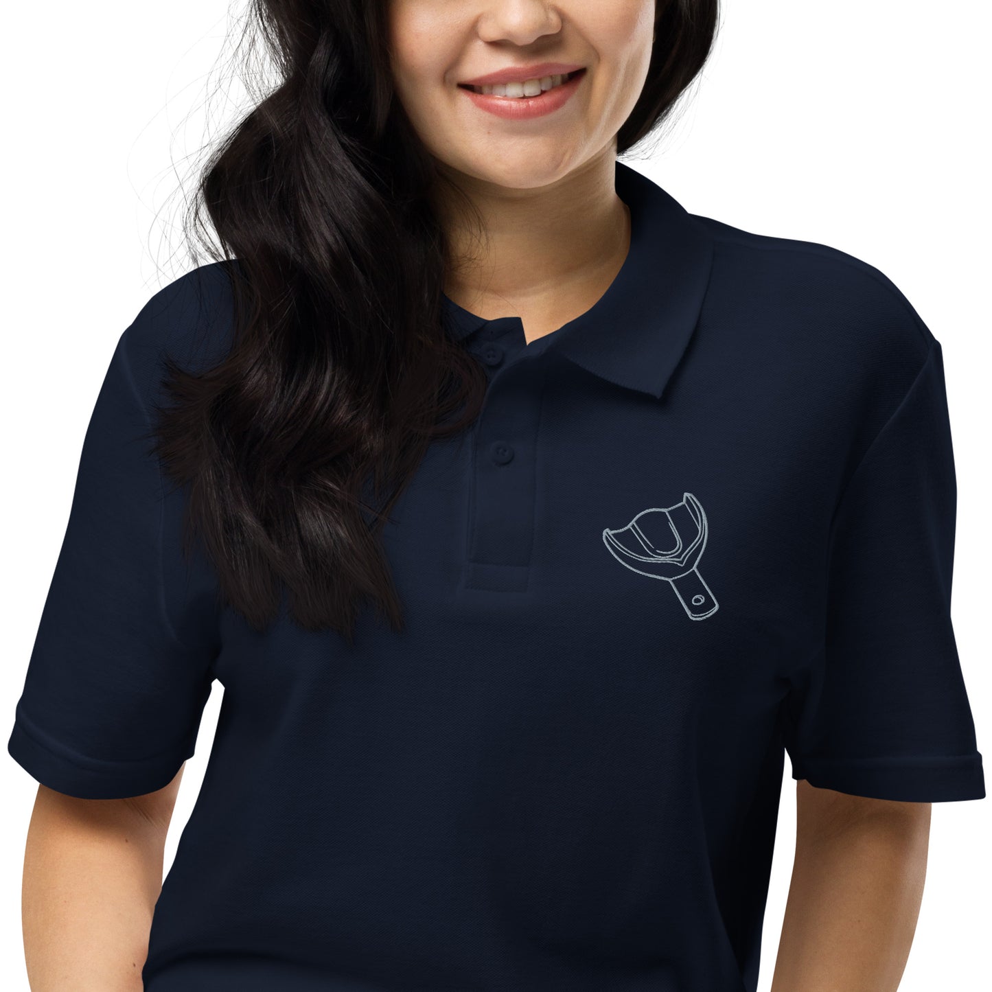 Unisex Piqué-Poloshirt mit kleinem gesticktem Oberkiefer-Abdrucklöffel-Motiv auf der Brust – minimalistisches Dental-Poloshirt in Schwarz, Navy oder Weiß