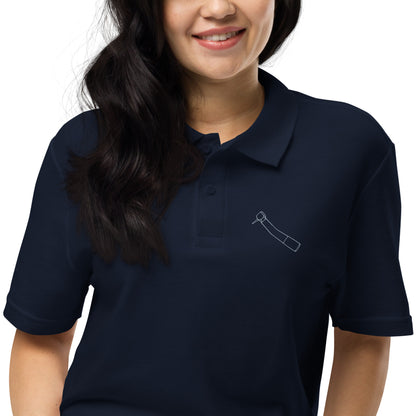 Minimalistisches Unisex-Piqué-Poloshirt mit kleinem gesticktem Winkelstück-Motiv in schwarz, navy oder weiß – cleaner Dental-Workwear-Look für Praxis, Klinik und Alltag