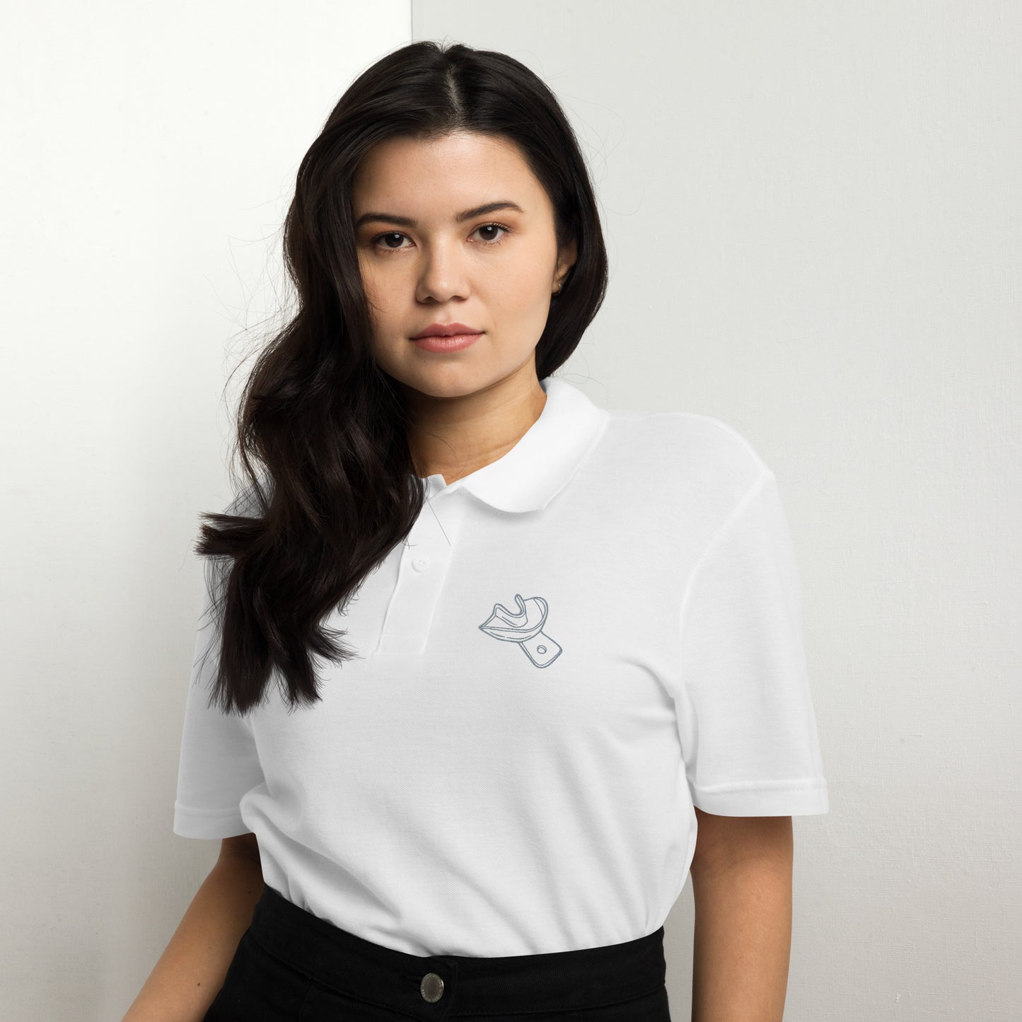 Minimalistisches Unisex-Piqué-Poloshirt mit gesticktem Unterkiefer-Abdrucklöffel-Motiv – professioneller Dental-Look in schwarz, navy und weiß