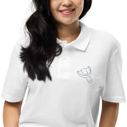 Unisex Piqué-Poloshirt mit kleinem gesticktem Oberkiefer-Abdrucklöffel-Motiv auf der Brust – minimalistisches Dental-Poloshirt in Schwarz, Navy oder Weiß