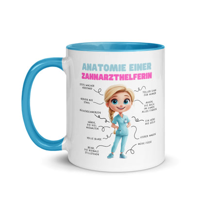 Weiße Keramiktasse mit humorvoller „Anatomie einer Zahnarzthelferin“-Illustration