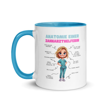 Weiße Keramiktasse mit farbigem Henkel und Innenseite sowie Motiv „Anatomie einer Zahnarzthelferin“ – humorvolle Tasse für ZFAs und Dentalfans