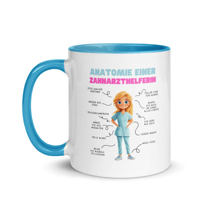 Weiße Keramiktasse mit farbigem Henkel und Innenseite sowie Motiv „Anatomie einer Zahnarzthelferin“ – humorvolle Tasse für ZFAs und Dentalfans