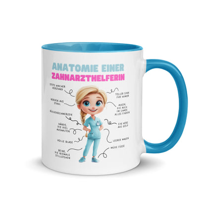 Weiße Keramiktasse mit humorvoller „Anatomie einer Zahnarzthelferin“-Illustration