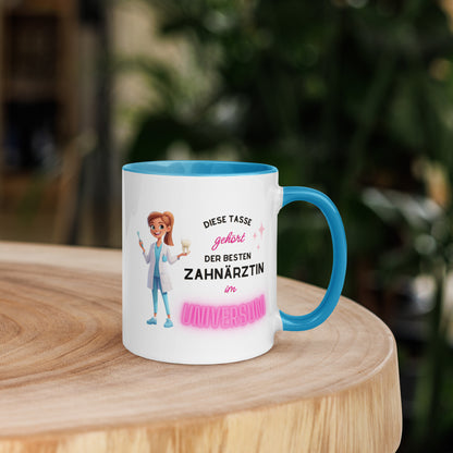 Weiße Keramiktasse mit farbigem Henkel und Innenseite sowie Motiv „Diese Tasse gehört der besten Zahnärztin im Universum“ – Geschenkidee für Zahnärztinnen