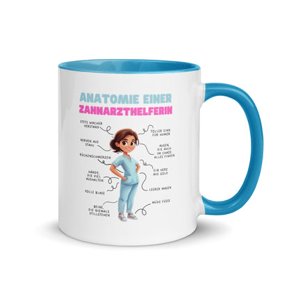 Weiße Keramiktasse mit farbigem Henkel und Innenseite sowie Motiv „Anatomie einer Zahnarzthelferin“ – humorvolle Tasse für ZFAs und Dentalfans