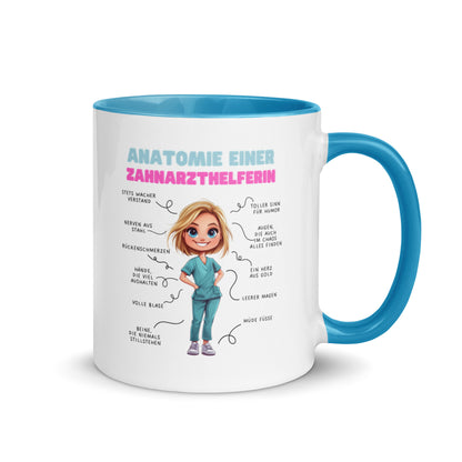 Weiße Keramiktasse mit farbigem Henkel und Innenseite sowie Motiv „Anatomie einer Zahnarzthelferin“ – humorvolle Tasse für ZFAs und Dentalfans