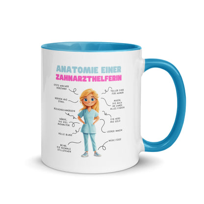 Weiße Keramiktasse mit farbigem Henkel und Innenseite sowie Motiv „Anatomie einer Zahnarzthelferin“ – humorvolle Tasse für ZFAs und Dentalfans