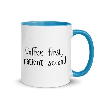 Weiße Keramiktasse mit farbigem Henkel und Innenseite sowie Schriftzug „Coffee first, patient second“ – humorvolle Kaffeetasse für Praxis, Klinik und Studium