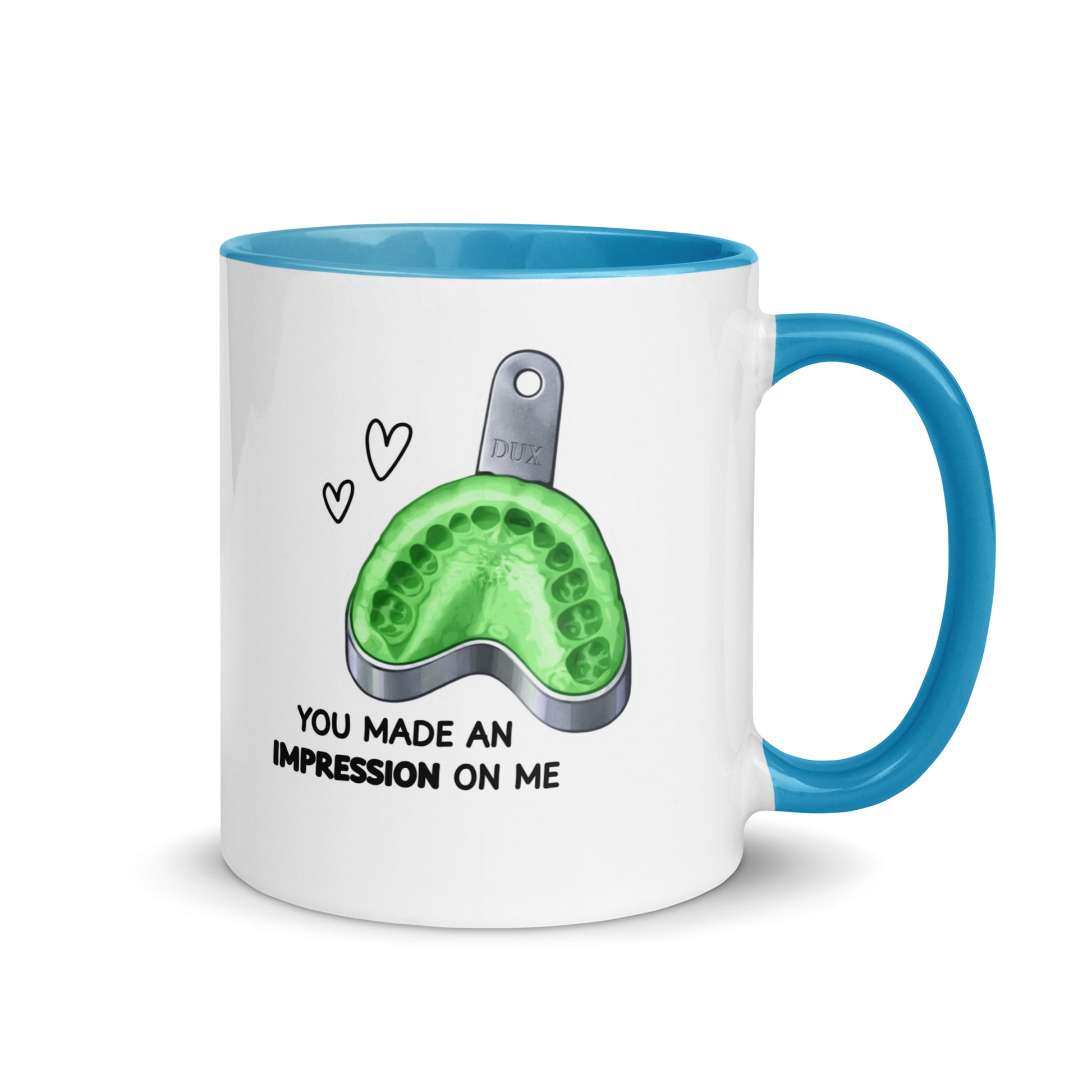 Weiße Keramiktasse mit farbigem Henkel und Innenseite sowie Abdrucklöffel-Motiv mit grünem Abformmaterial und Schriftzug „You made an impression on me“ – humorvolle Dental-Tasse für Zahnmedizin und Kieferorthopädie