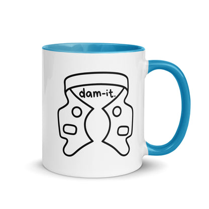Weiße Keramiktasse mit farbigem Henkel und Innenseite sowie humorvollem Kofferdam-Motiv und Schriftzug „dam-it.“ – witzige Dental-Tasse für Zahnmedizin und Endodontie