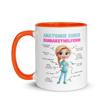 Weiße Keramiktasse mit humorvoller „Anatomie einer Zahnarzthelferin“-Illustration