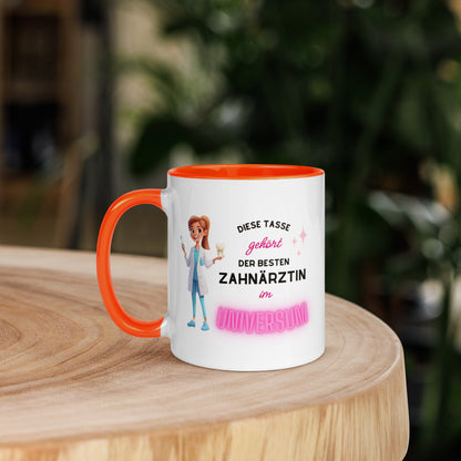 Weiße Keramiktasse mit farbigem Henkel und Innenseite sowie Motiv „Diese Tasse gehört der besten Zahnärztin im Universum“ – Geschenkidee für Zahnärztinnen