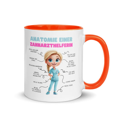 Weiße Keramiktasse mit humorvoller „Anatomie einer Zahnarzthelferin“-Illustration