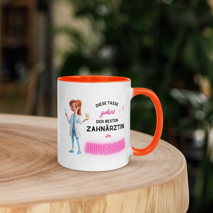 Weiße Keramiktasse mit farbigem Henkel und Innenseite sowie Motiv „Diese Tasse gehört der besten Zahnärztin im Universum“ – Geschenkidee für Zahnärztinnen