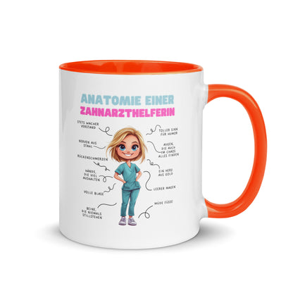 Weiße Keramiktasse mit farbigem Henkel und Innenseite sowie Motiv „Anatomie einer Zahnarzthelferin“ – humorvolle Tasse für ZFAs und Dentalfans