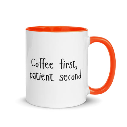 Weiße Keramiktasse mit farbigem Henkel und Innenseite sowie Schriftzug „Coffee first, patient second“ – humorvolle Kaffeetasse für Praxis, Klinik und Studium