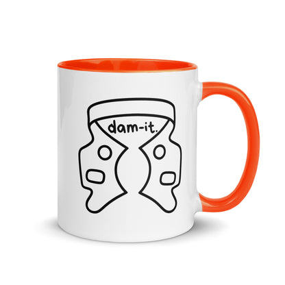 Weiße Keramiktasse mit farbigem Henkel und Innenseite sowie humorvollem Kofferdam-Motiv und Schriftzug „dam-it.“ – witzige Dental-Tasse für Zahnmedizin und Endodontie