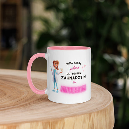 Weiße Keramiktasse mit farbigem Henkel und Innenseite sowie Motiv „Diese Tasse gehört der besten Zahnärztin im Universum“ – Geschenkidee für Zahnärztinnen