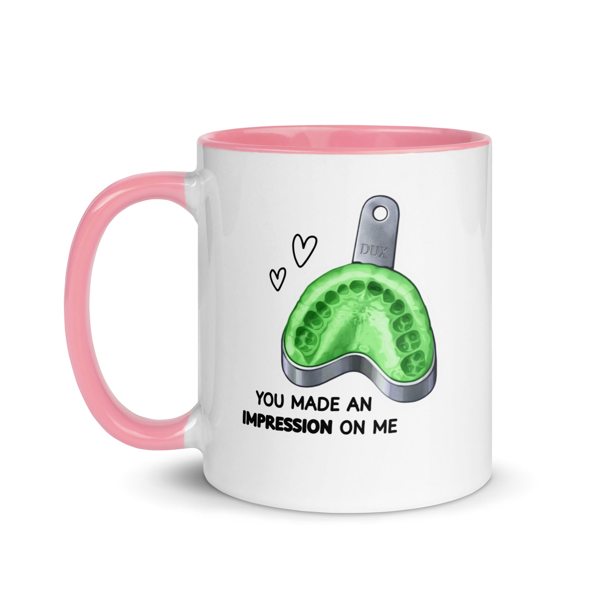 Weiße Keramiktasse mit farbigem Henkel und Innenseite sowie Abdrucklöffel-Motiv mit grünem Abformmaterial und Schriftzug „You made an impression on me“ – humorvolle Dental-Tasse für Zahnmedizin und Kieferorthopädie
