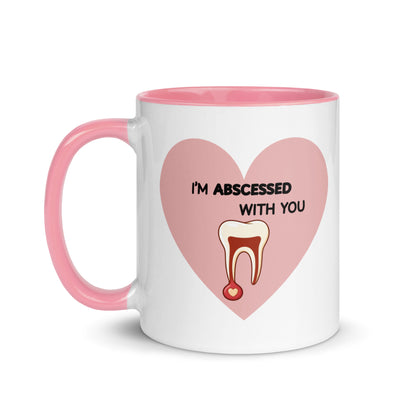Weiße Keramiktasse mit farbigem Henkel und Innenseite sowie rosa Herz-Motiv mit Zahn und Schriftzug „I’m abscessed with you“ – humorvolle Dental-Tasse für Zahnmedizin und Zahnarztpraxis