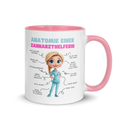 Weiße Keramiktasse mit humorvoller „Anatomie einer Zahnarzthelferin“-Illustration