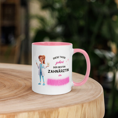 Weiße Keramiktasse mit farbigem Henkel und Innenseite sowie Motiv „Diese Tasse gehört der besten Zahnärztin im Universum“ – Geschenkidee für Zahnärztinnen