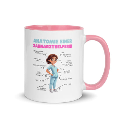 Weiße Keramiktasse mit farbigem Henkel und Innenseite sowie Motiv „Anatomie einer Zahnarzthelferin“ – humorvolle Tasse für ZFAs und Dentalfans