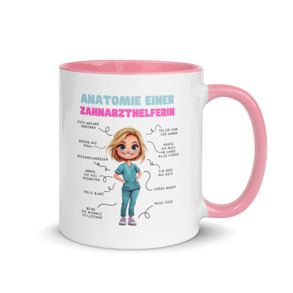Weiße Keramiktasse mit farbigem Henkel und Innenseite sowie Motiv „Anatomie einer Zahnarzthelferin“ – humorvolle Tasse für ZFAs und Dentalfans